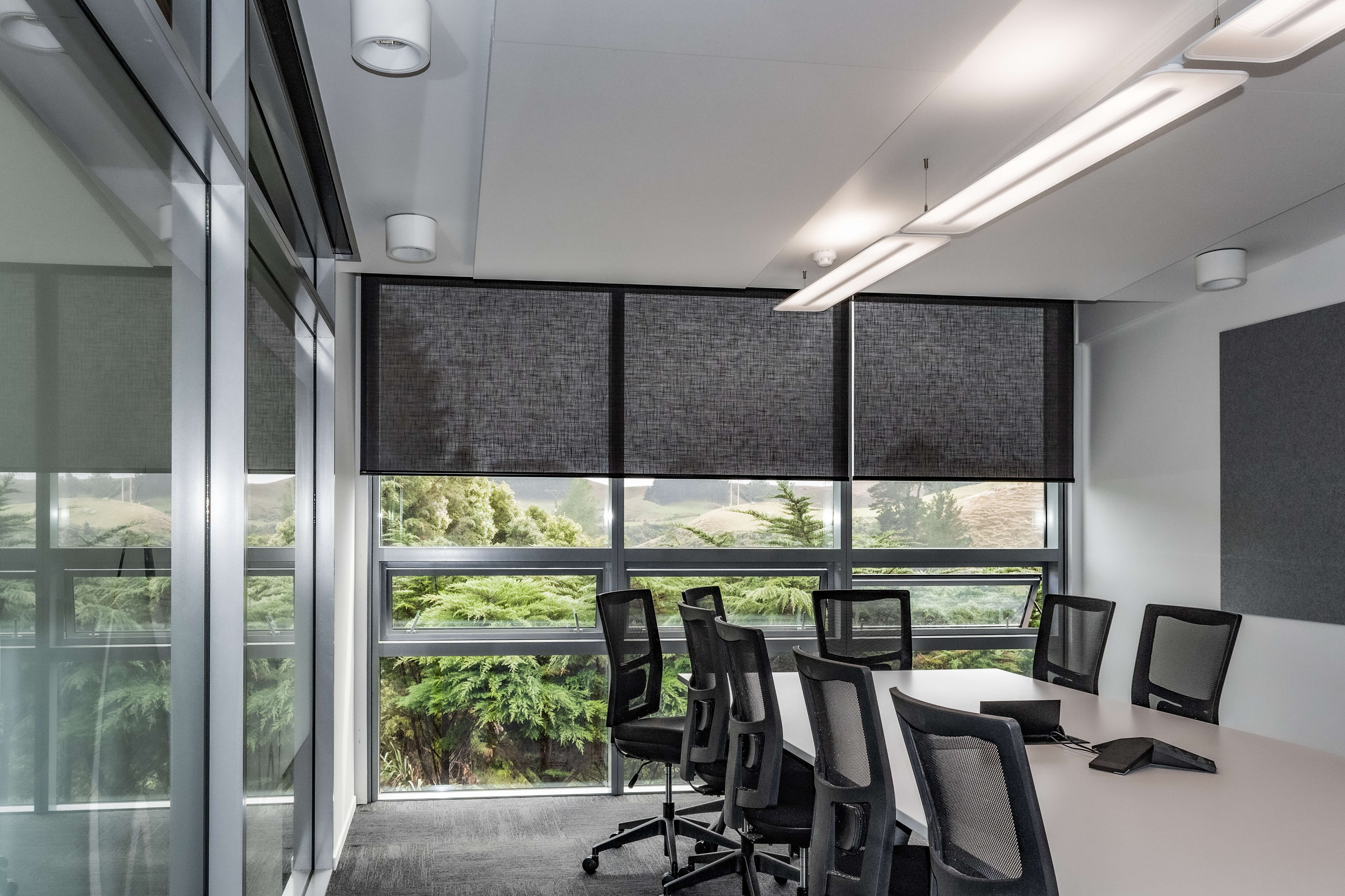 Office meeting room with aluminium joinery 