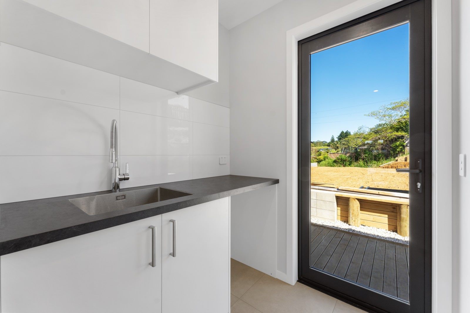 Aluminium entrance door