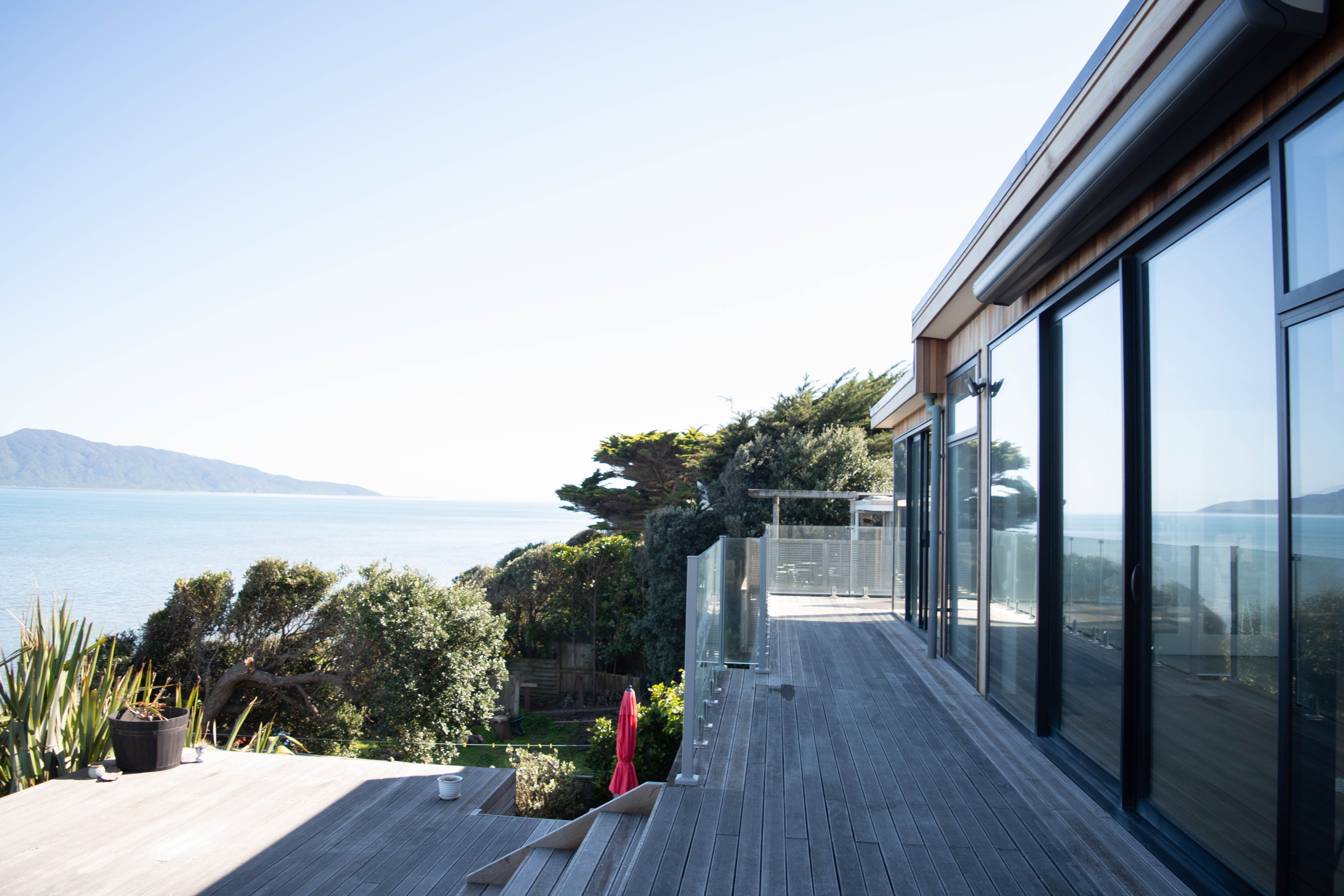 Deck with a wide aluminium sliding door 