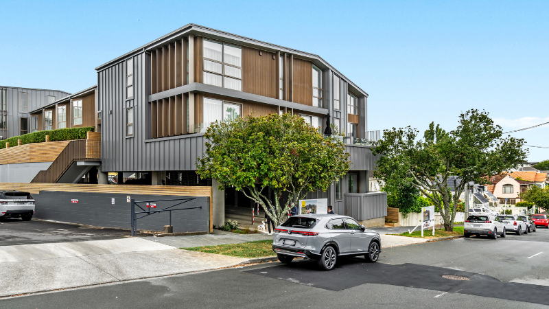 Exterior view of Norana Townhouses in Remuera, Auckland, featuring UNO Non Thermal aluminium windows and doors with Matt Champagne Kinetic powdercoat.