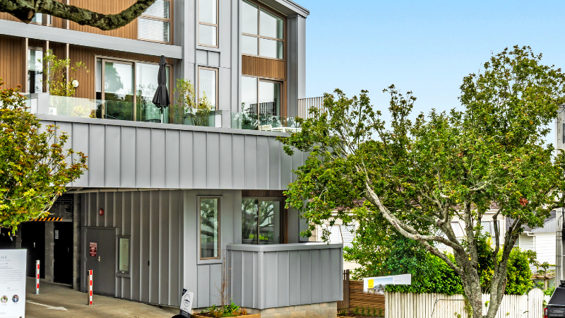 Close-up of the Norana Townhouses façade showcasing fixed windows, vertical cladding, and UNO Non Thermal aluminium joinery.